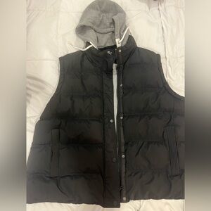 Wantdo Black hooded puffer vest from Amazon